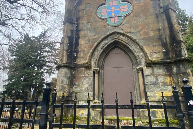 Macabre Ghost History of Portland, Oregon walking tour - Walking pace and what a 14-person group means for your experience