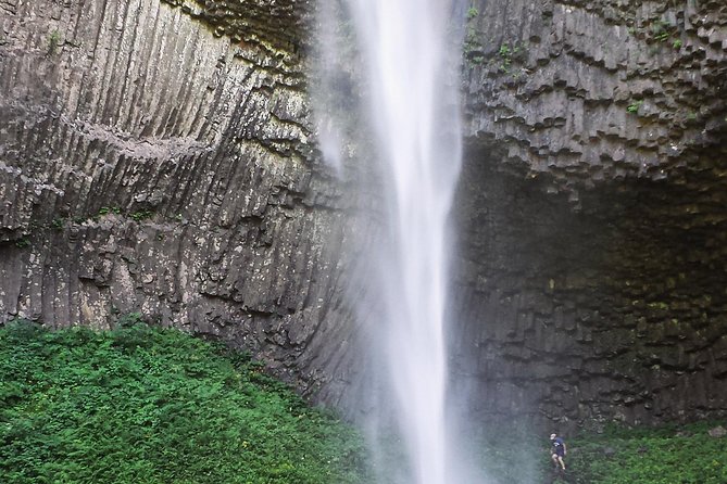 Mt. Hood Loop Tour from Portland - Hood River’s lunch hour: views plus the fruit-loop feel