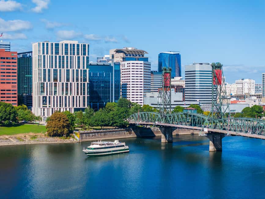 Portland: Brunch Cruise on Willamette River - The service angle: dedicated help without hovering