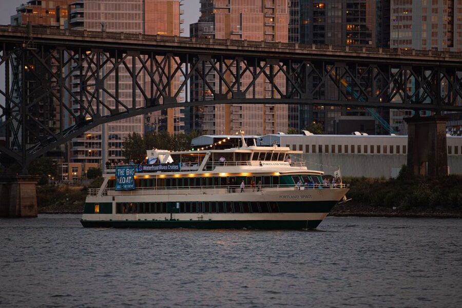 Portland: Dinner Cruise on the Willamette River - Dress code and comfort: business casual beats slippery shoes