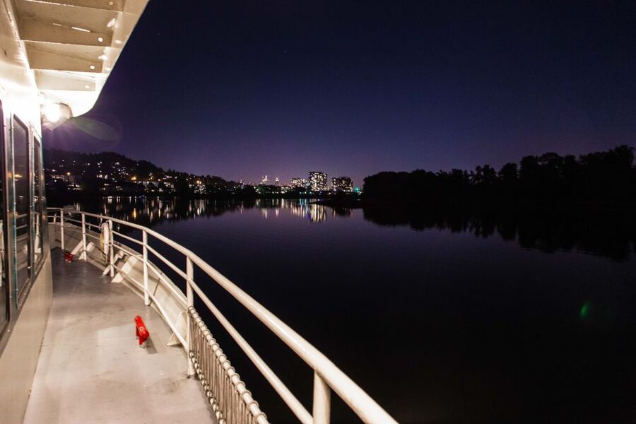 Portland: Dinner Cruise on the Willamette River - The 150-minute rhythm: from check-in to skyline time