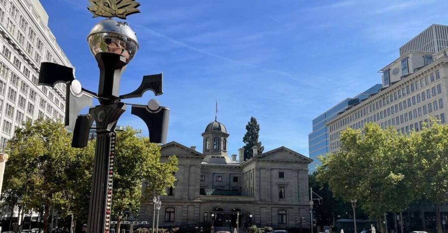 Portland: Morning City Highlights Tour - Washington Park: Roses in Summer, Forest Science in Winter