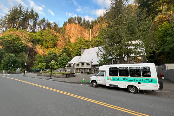 Sunset Tour of Multnomah Falls plus Vista House and Other Falls - Final stop: Crown Point State Park and the Vista House sunset finale